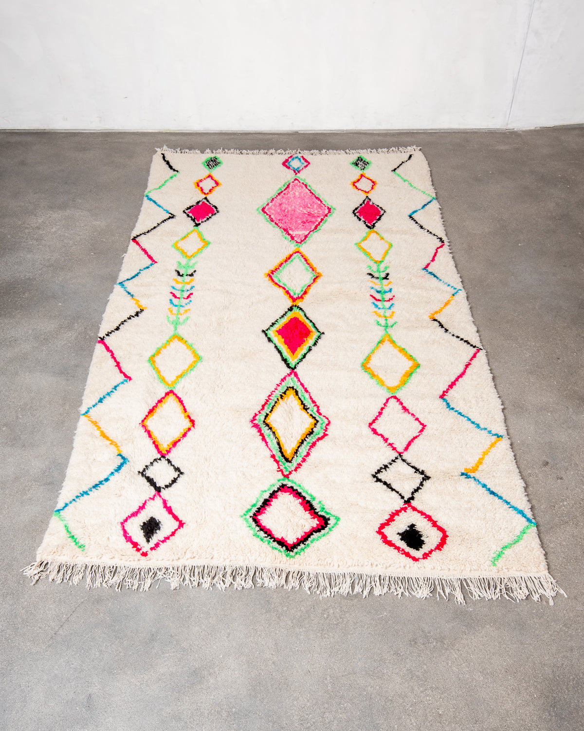 Modern designer handcrafted Berber rug from Morocco. Azilal rug with beautiful colors and patterns. Made of sheep’s wool and colourful cotton.